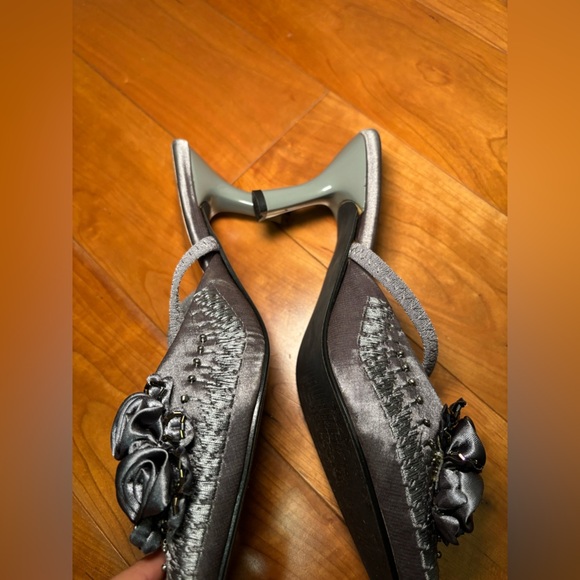 Vintage Gray Women's Shoes with Floral Design - Picture 3 of 5